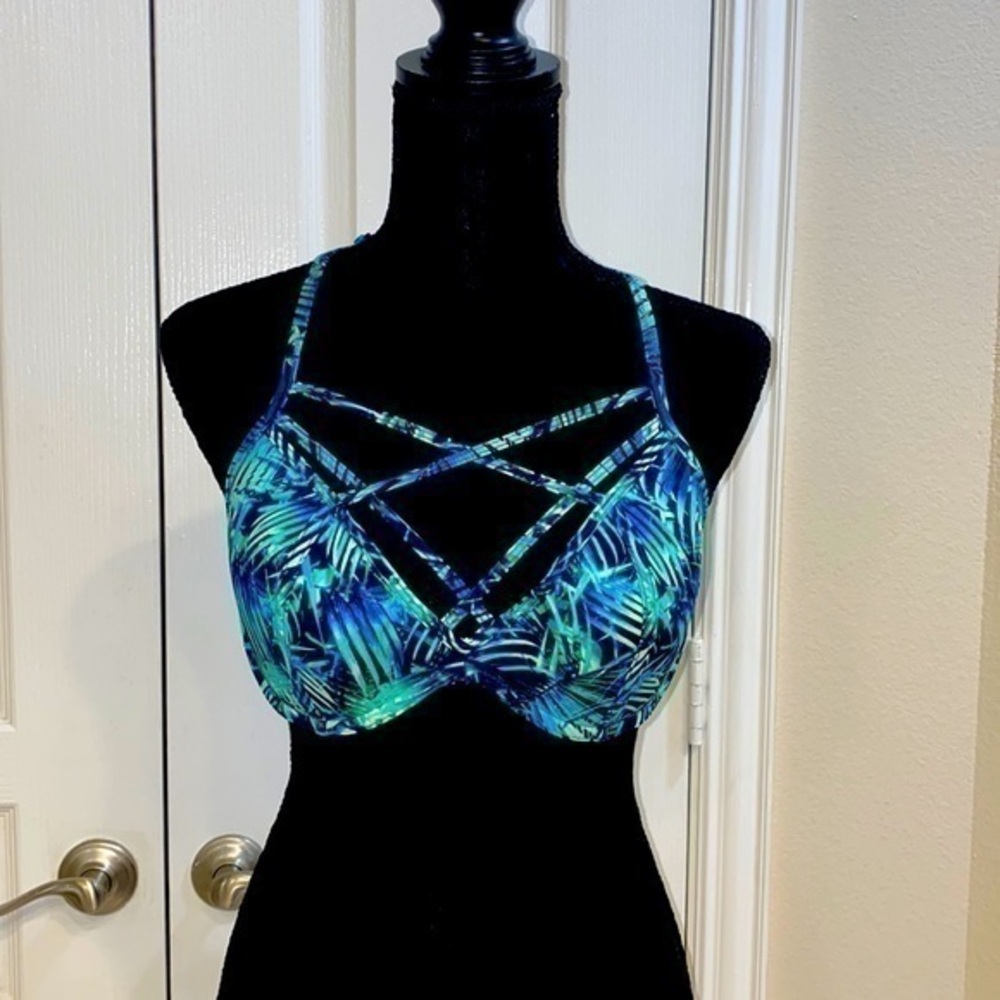 NWOT VS Pink bikini top Size 34C 34D